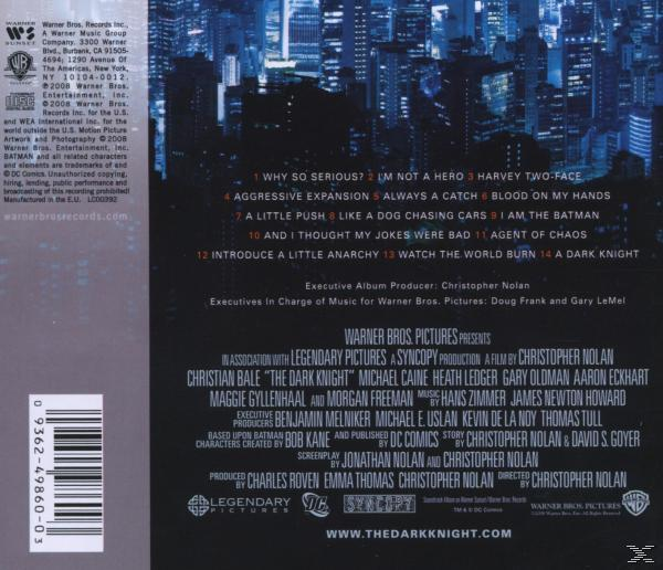 Die Dark Knight CD-Rückseite. Text mit den Credits des Films, der Titelliste und einem Stadtbild im Hintergrund.