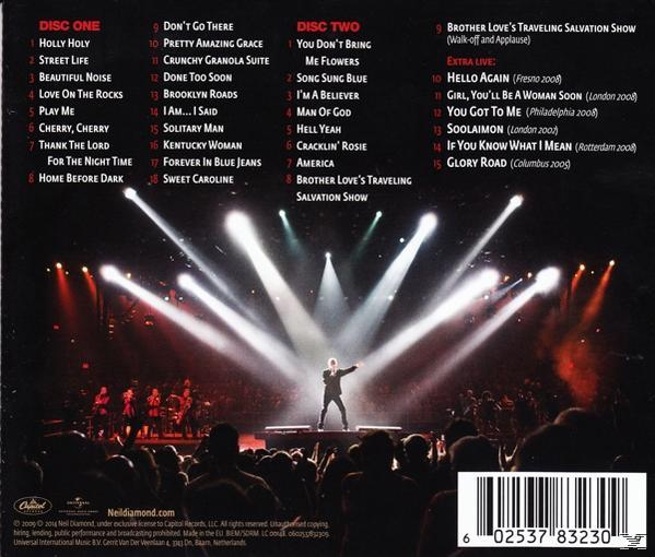 CD-Rückseite mit Titellisten, eine Bühne mit einer Person, die auftritt, und eine Menge im Vordergrund.