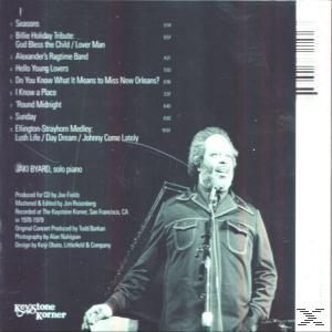 CD-Cover. Ein Mann singt in ein Mikrofon, mit Titeln auf der linken Seite.