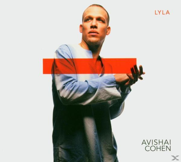 Album borító: Férfi kék ingben, piros csíkkal. Szöveg: Avishai Cohen, Lyla.