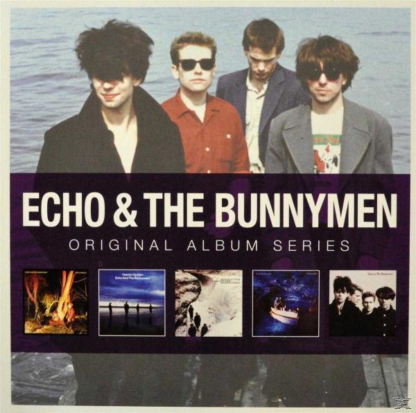 Echo & The Bunnymen Albumcover. Bandmitglieder, Albumcover in einem lila Rahmen. Titel: Original Album Series.