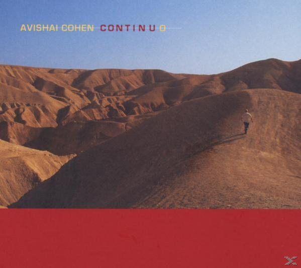 Avishai Cohen 'Continuo' album borítója, egy emberrel, aki egy sivatagi dombon sétál, alul pirossal.