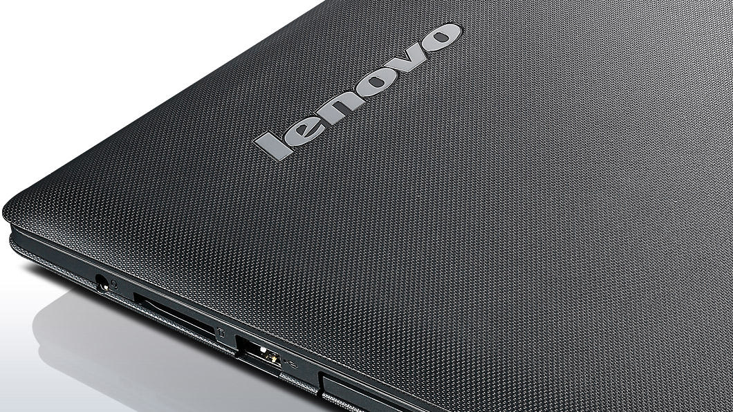 Kapakta Lenovo logosu bulunan siyah Lenovo dizüstü bilgisayar. Dokusu desenli. Arka plan beyaz.