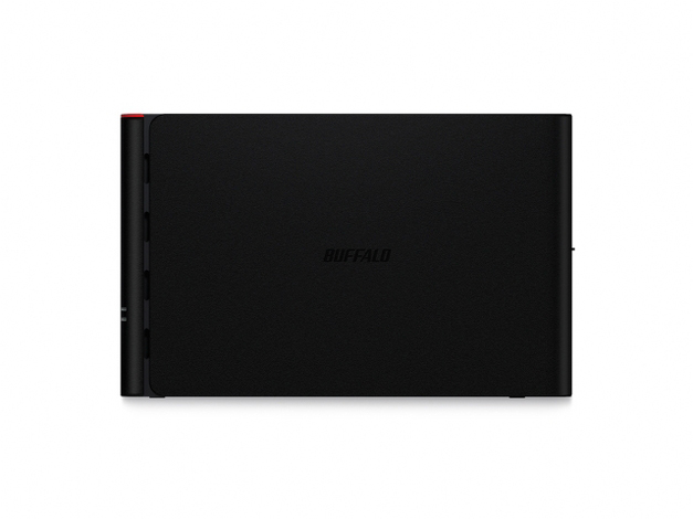 Schwarzes Buffalo NAS-Gerät. Das Gerät ist eine rechteckige Box mit dem Markennamen Buffalo.