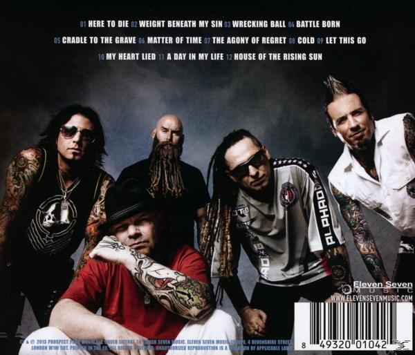 Albumcover mit einer Band von fünf Männern, schwarzer Hintergrund, Bandlogo.