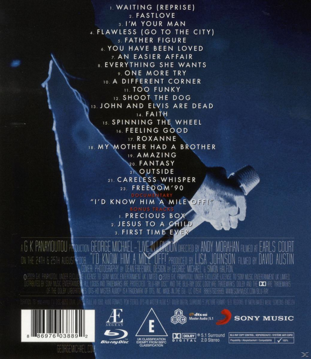 Rückseite einer DVD mit einem Mann, der ein Mikrofon hält, blauer Hintergrund.
