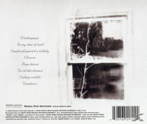 Rückseite einer CD mit Fenster, Text und Barcode.