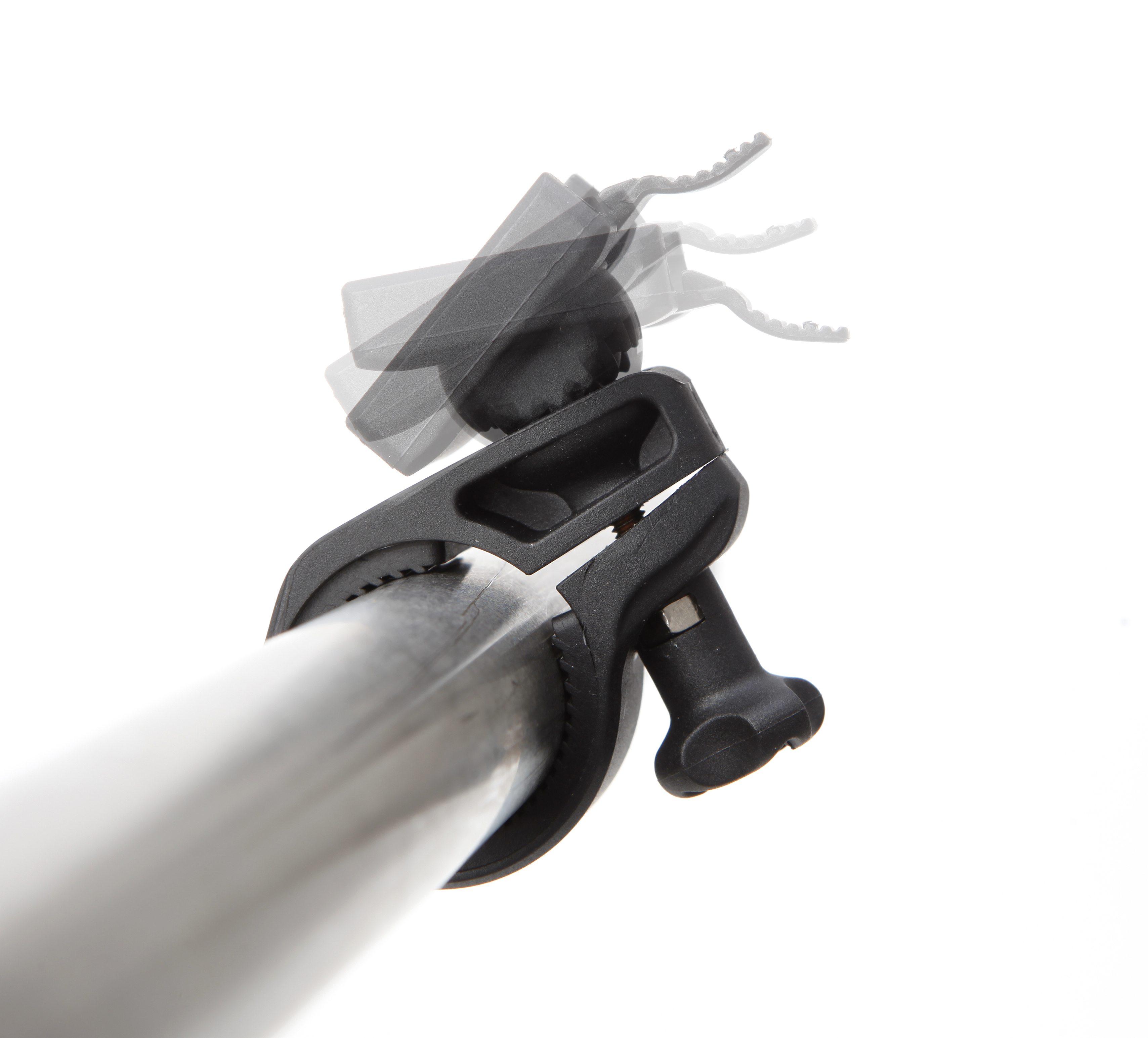 Schwarze und graue Klemme mit einem silbernen Stab. Die Klemme hat mehrere bewegliche Teile und einen schwarzen Knopf.