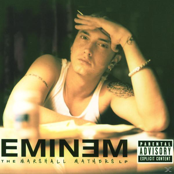 Eminem album borítója, lefelé néz, fehér atlétában, szülői figyelmeztető matricával.