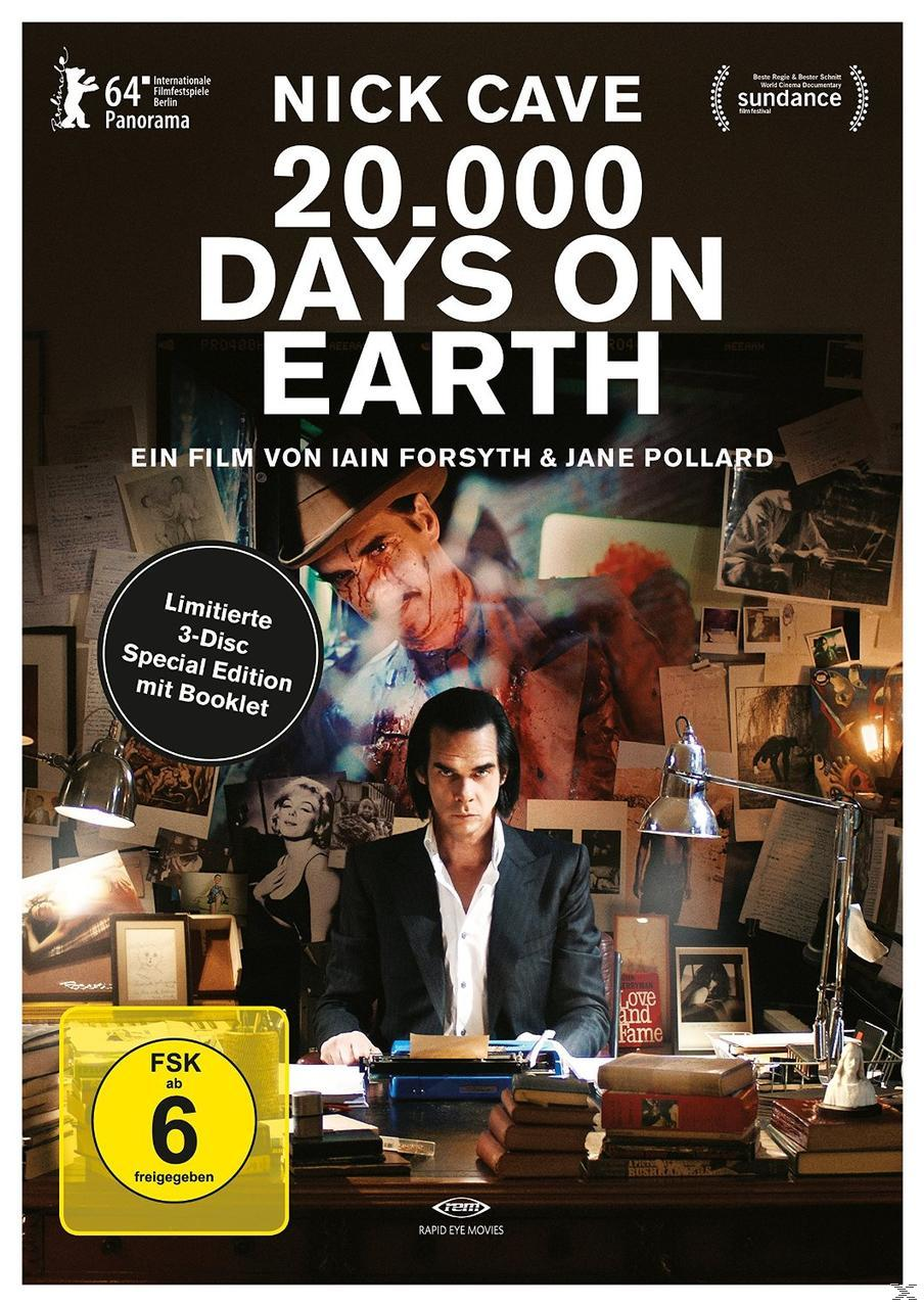 DVD-Cover. Nick Cave im Anzug, sitzend an einem Schreibtisch, mit Text, Bildern und Büchern.