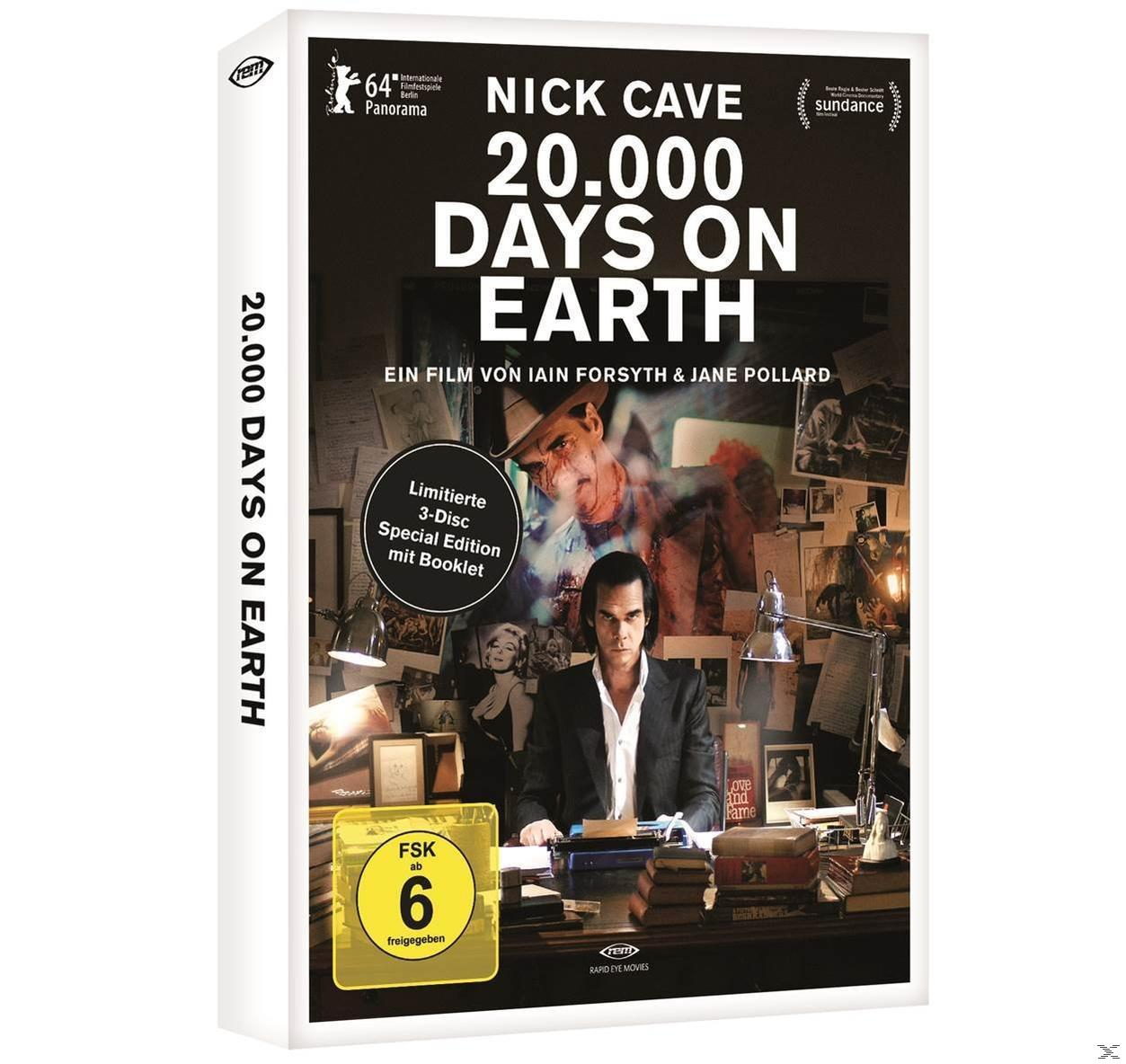 DVD-Cover: Nick Cave, Filmtitel: 20.000 Days on Earth. Text und Bilder im Hintergrund.