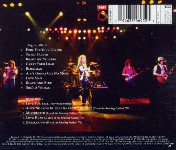 CD-Rückseite: Band spielt auf der Bühne. Text: Originalalbum, Bonustracks und Songtitel. Dunkler Hintergrund.