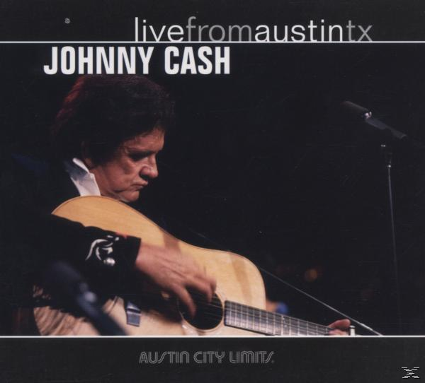 Johnny Cash a színpadon gitározik és énekel. A háttér sötét.