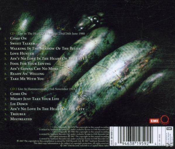Albumcover. Es hat einen dunkelgrünen Hintergrund mit drei dunkelgrünen organischen Formen. Es gibt eine Liste von Songs.
