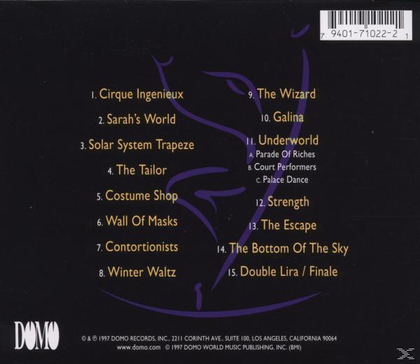Egy CD-tok hátoldala sárga dallistával fekete alapon, jobb fent vonalkóddal.