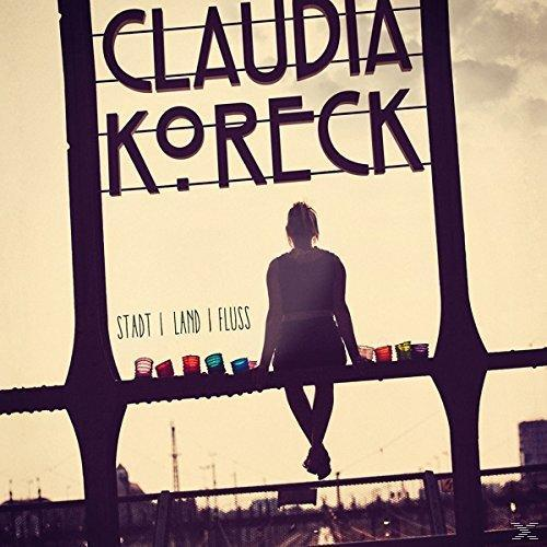 CD-Cover: Claudia Koreck. Eine Frau sitzt auf einer Brücke, Text oben.