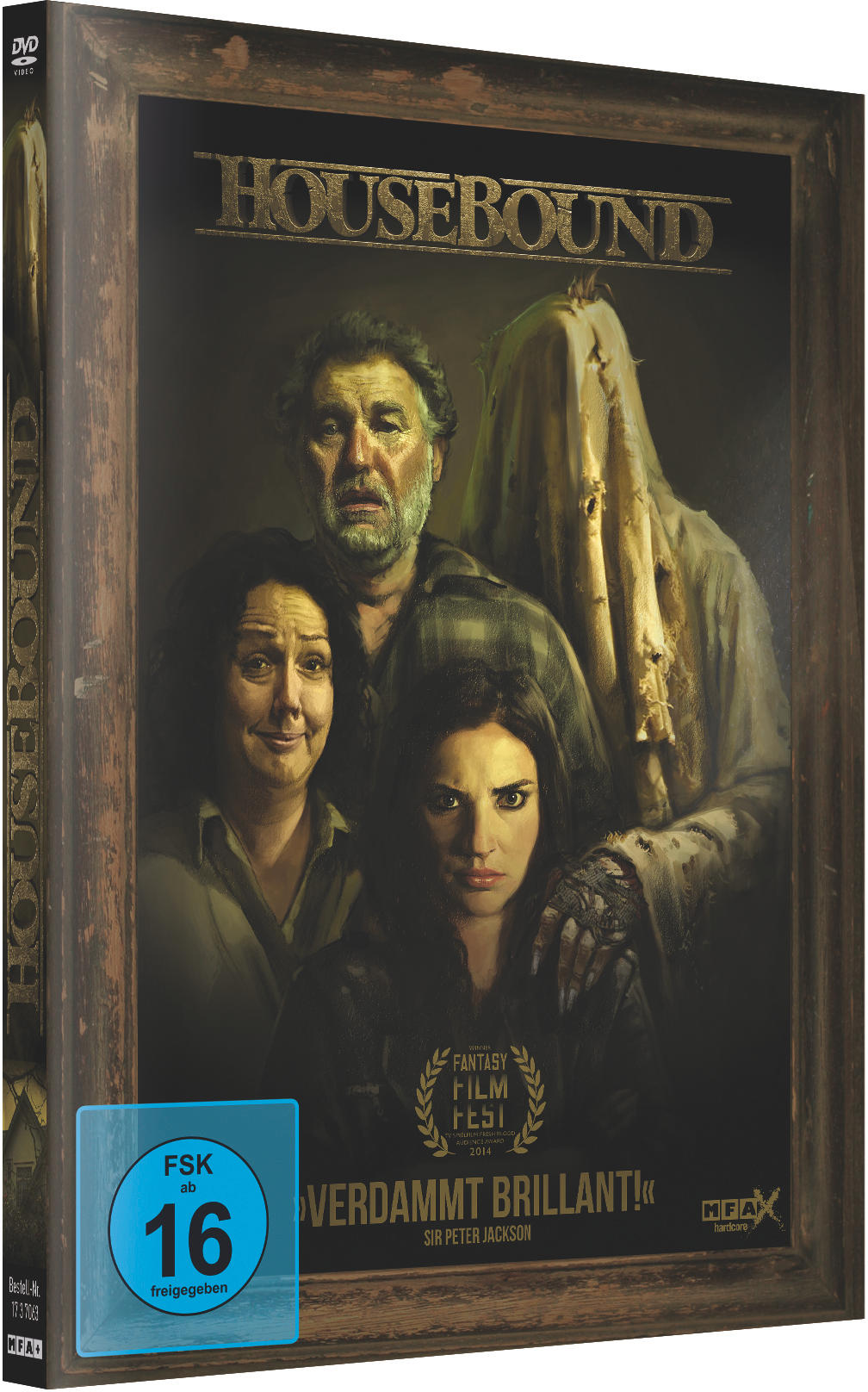 DVD-Cover: Ein gerahmtes Gemälde mit Schauspielern in einer dunklen Szene. Text: Housebound.
