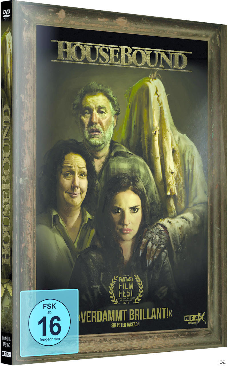 DVD-Cover: Housebound-Filmplakat mit vier Personen. Ein Hausumriss, Holzrahmen und eine Bewertung.