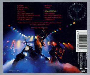 CD-Cover mit Band auf der Bühne mit Motorrädern. Dunkler Hintergrund, helle Lichter. Barcode rechts.