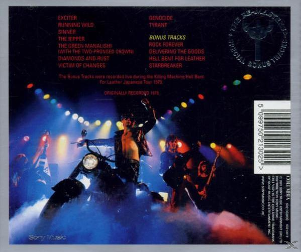 CD-Cover: Judas Priest Album. Eine Bühne mit Bandmitgliedern und einem Motorrad.