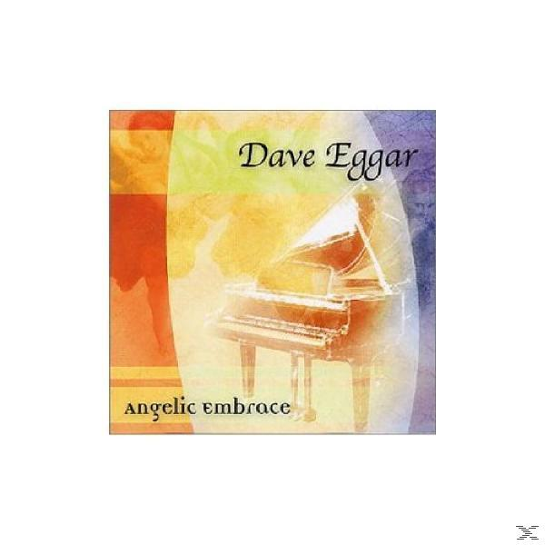 Albumborító zongorával a színpadon. Szöveg: Dave Eggar, Angelic Embrace. Színes háttér.