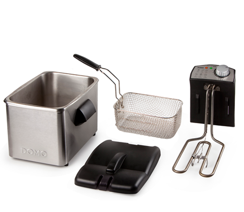 Friteuse démontée avec panier, récipient d'huile, couvercle et panneau de contrôle sur fond blanc.