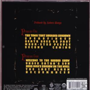 Album-Rückseite. Dunkler Hintergrund, goldener Text. Songtitel: The Town That Dreaded, Under Satan's Sun, Necromancer, und mehr.