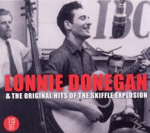 Lonnie Donegan mit Band, spielt Gitarre. Text: Lonnie Donegan & The Original Hits Of The Skiffle Explosion.