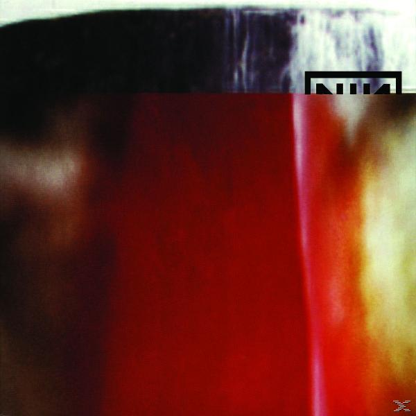 Nine Inch Nails-Albumcover. Roter und schwarzer abstrakter Hintergrund mit einem Logo.