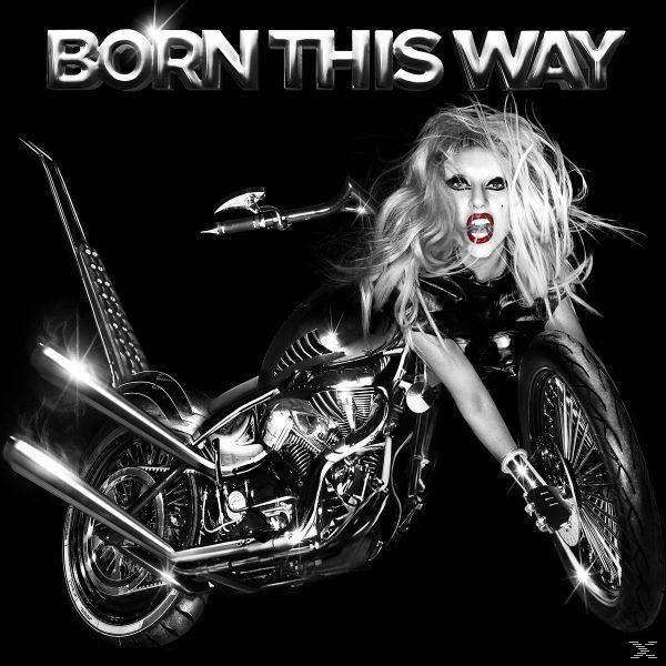 Couverture de l'album de Lady Gaga. Lady Gaga sur une moto. Image en noir et blanc. Rouge à lèvres rouge.