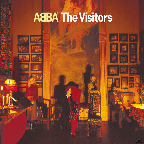 ABBA's Album 'The Visitors' zeigt eine Raumszene. Personen sind anwesend. Warme Beleuchtung, Kunstwerke an der Wand. Brauntöne.
