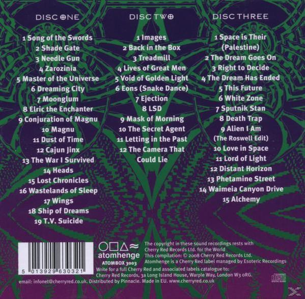 CD-Hülle mit drei Discs. Auflistungen von Songs auf jeder Disc. Text unten rechts.