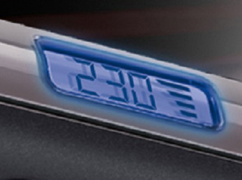 Close-up van een digitale klok, die 2:30 weergeeft, met een blauwe gloed.