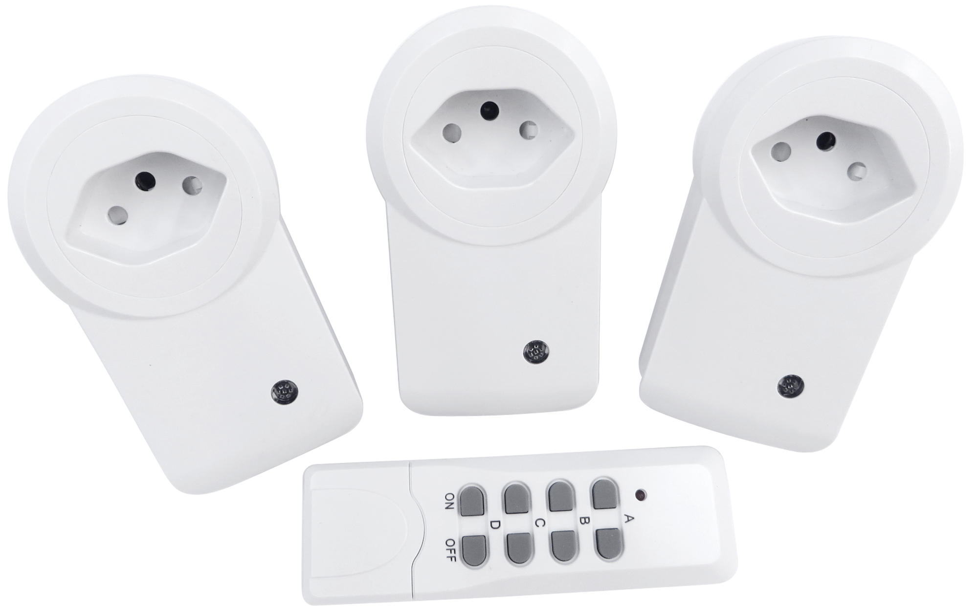 Trois prises de courant blanches avec une télécommande sur fond blanc.