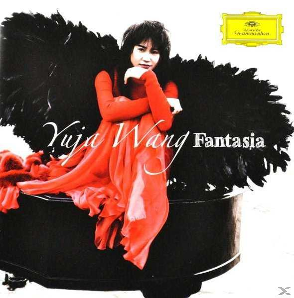 Albumcover: Yuja Wang, in rotem Kleid an einem schwarzen Klavier, schwarze Federn dahinter.