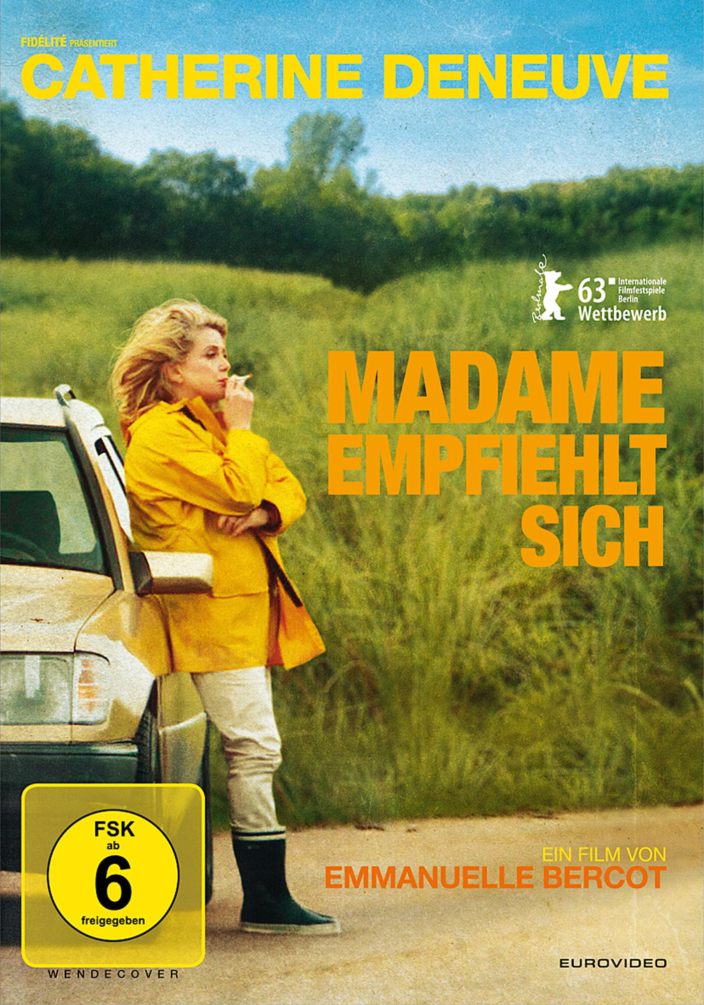Eine Frau in gelbem Mantel raucht in der Nähe eines Autos auf dem Filmplakat von "Madame Empfiehlt Sich".