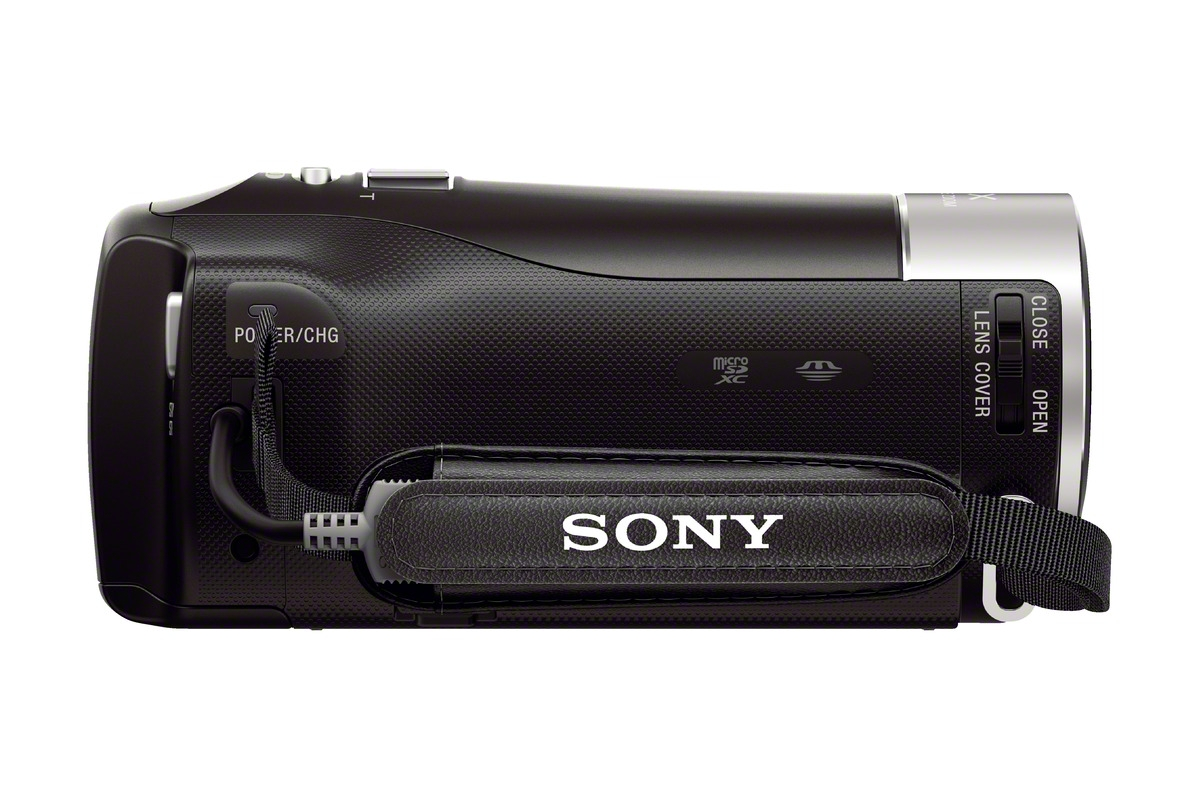 Schwarze Sony-Camcorder. Power/Charge, Objektivdeckel und Trageriemen. Weißer Hintergrund.