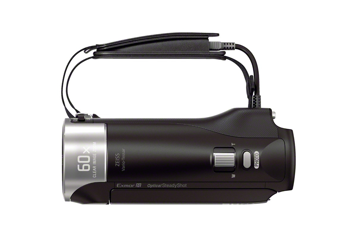 Schwarzer Sony Camcorder. Hat ein silbernes Objektiv, einen schwarzen Griff und einen Gurt. Das Objektiv sagt 60x Clear Image Zoom.