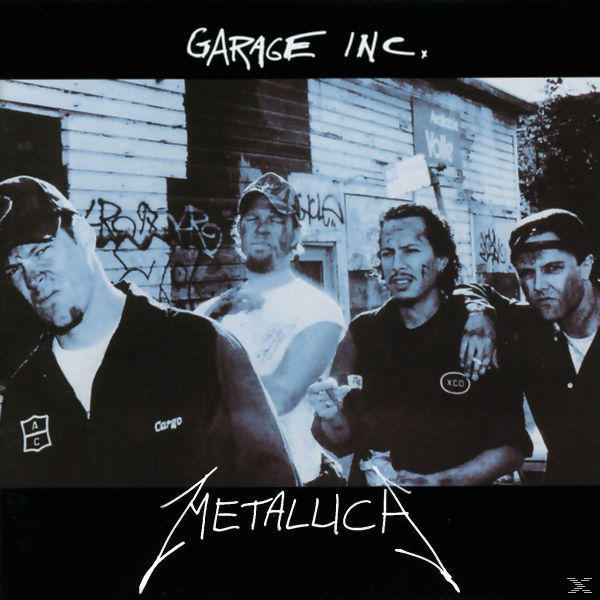 Metallica Albumcover, Band vor einem Gebäude, Schwarz-Weiß.