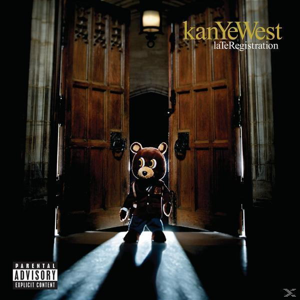 Albumcover. Eine Person in einem Bärenanzug steht an einer Tür. Der Titel 'Late Registration' steht oben.