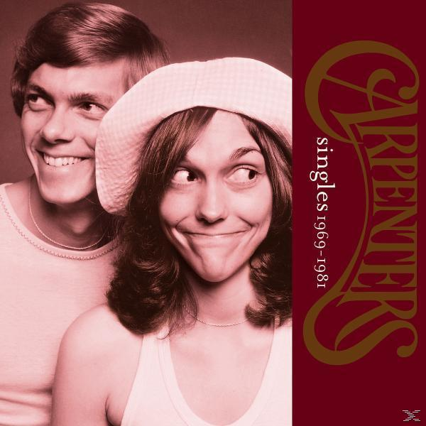 Albumcover: Ein Mann und eine Frau lächeln, die Frau trägt einen Hut. Das Wort Carpenters Singles 1969-1981.