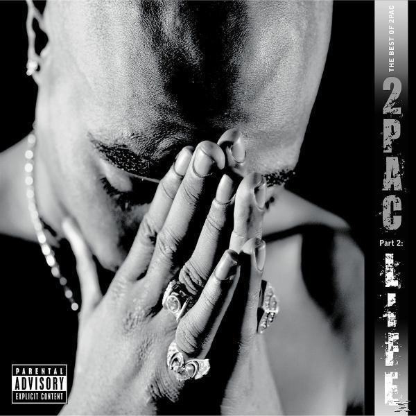 2Pac albumhoes. De artiest bedekt zijn gezicht met zijn handen, draagt ringen. Tekst is zwart-wit.