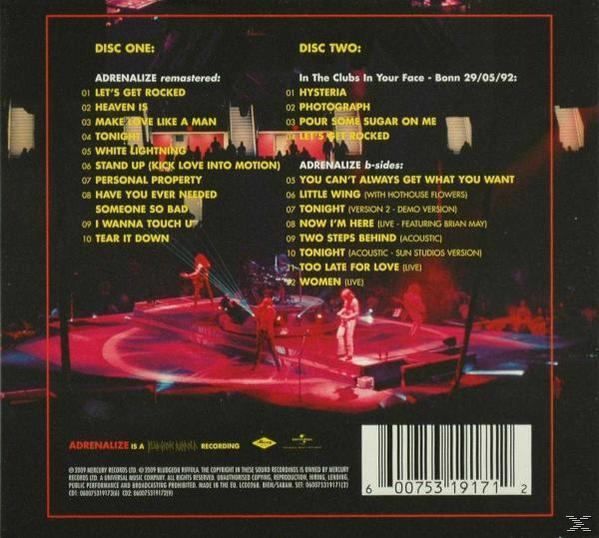 CD-Cover mit Titellisten und Bandmitgliedern. Unter dem Text ist eine Bühne mit Darstellern zu sehen.