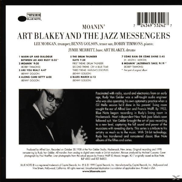 CD hátlapja jazz zenészek fotójával. Dalszövegek, kreditek és egy kék logó.