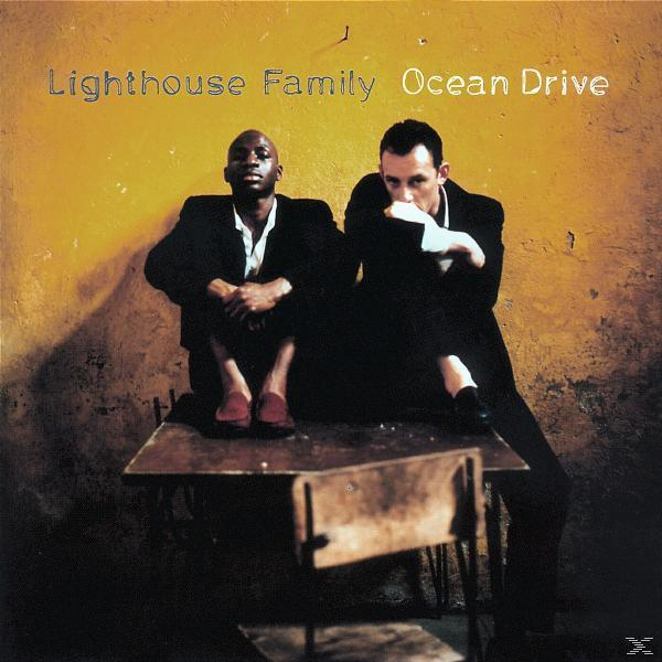 Album borító: Két férfi ül egy asztalon. Szöveg: Lighthouse Family Ocean Drive.