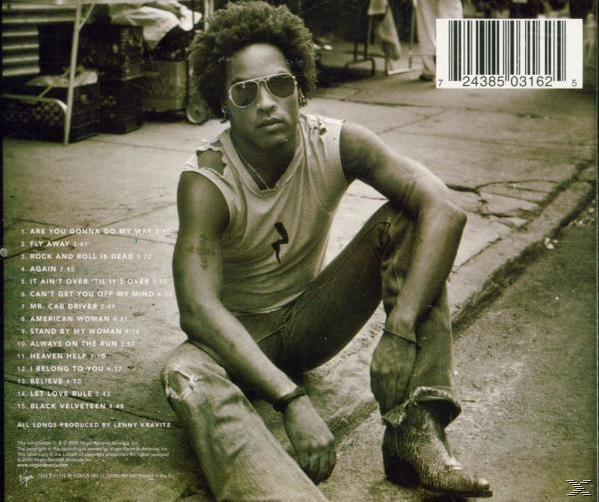 Lenny Kravitz sur une pochette de CD, assis, portant des lunettes de soleil et des bottes. Arrière-plan avec rue et liste de chansons.