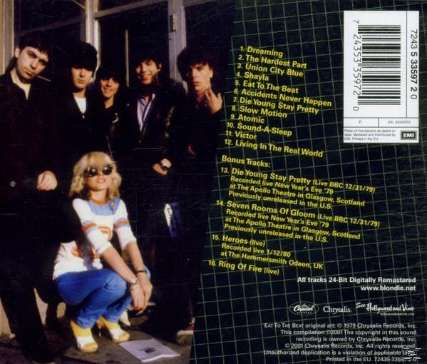 Menschengruppe, Albumcover mit Songtiteln und einem Barcode.