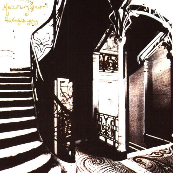 Schwarz-Weiß-Bild einer Treppe und einer Tür. Eine dunkle und mysteriöse Szene.