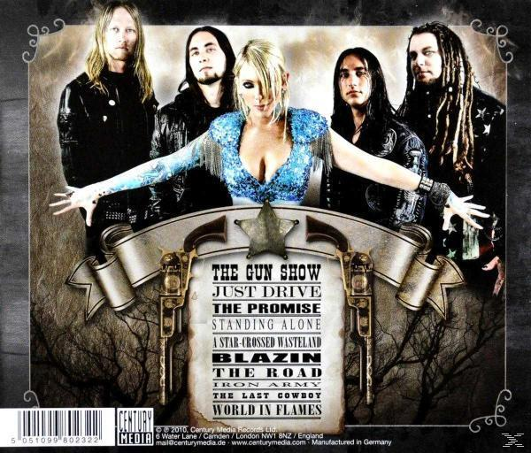 Albumcover mit einer Band, die posiert, mit einem Banner und einer Titelliste.