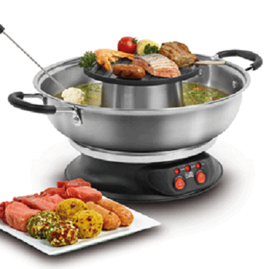 Een roestvrijstalen kookpot met een grill in het midden, omringd door eten. Een bord met eten ervoor.
